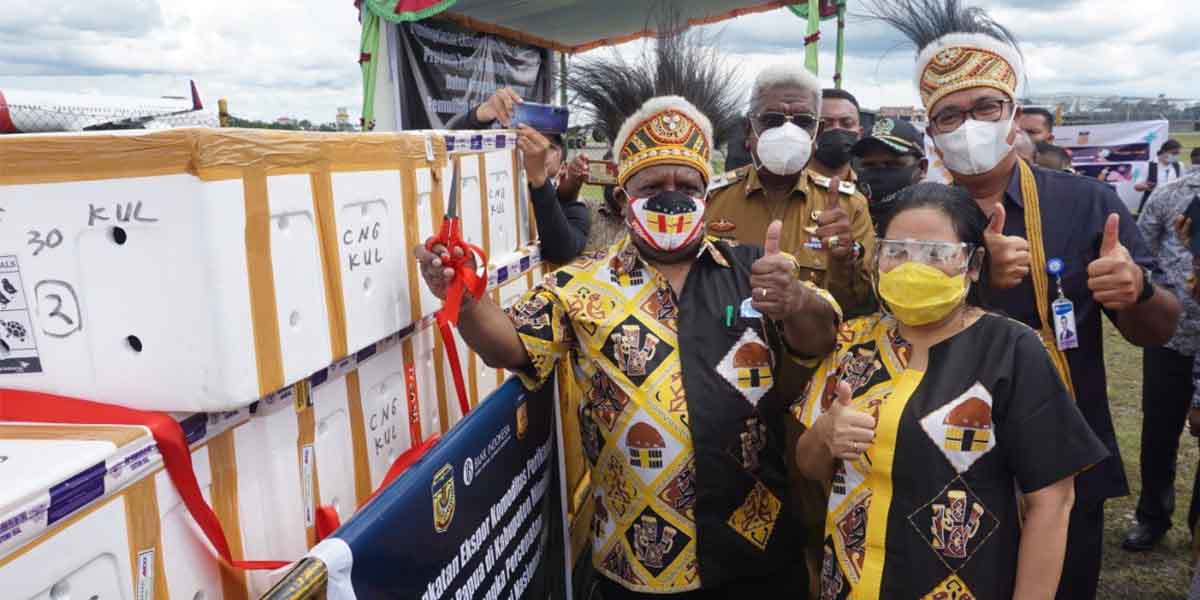 Wagub Papua, Klemen Tinal melaunching ekspor kepiting pengusaha Timika ke Malaysia, Senin (29/3/2021). Foto: Anti Patabang/Papua60detik
